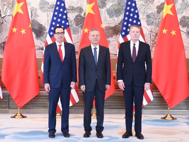 Vice Premier Liu He, China's chief negotiator in the China-U.S. trade talks, meets with U.S. Trade Representative Robert Lighthizer (right) and Treasury Secretary Steven Mnuchin during the 10th round of negotiations in Beijing on April 30 and May 1, 2019. [Photo: Xinhua]<br/>