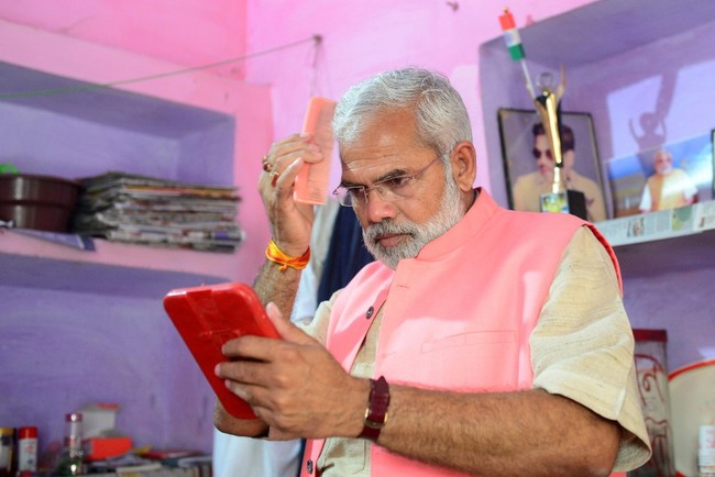 Abhinandan Pathak, a lookalike of Indian Prime Minister Narendra Modi, combs his hair on April 17, 2019 as he campaigns in a national election bid as an independent candidate in Lucknow in India's Uttar Pradesh state. [Photo: AFP]