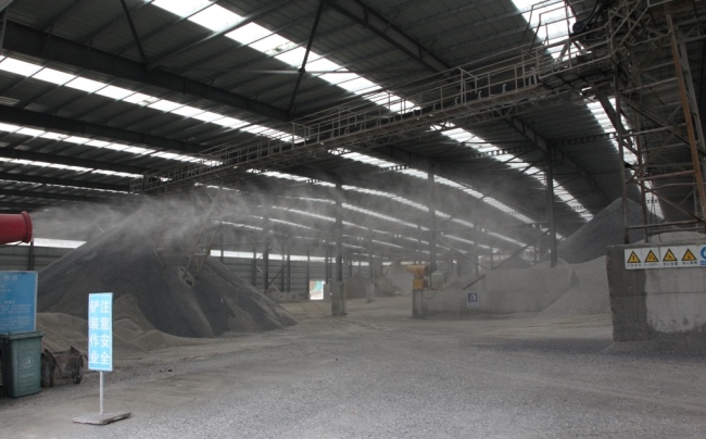 The water spray equipment in one of Changyin’s factories is working to contain the dust created during the processing of raw stone. [Photo: Chinaplus]