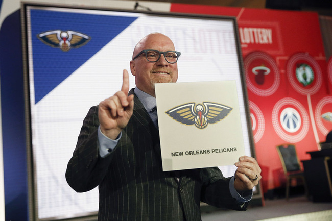 David Griffin, Executive Vice President of basketball operations for the New Orleans Pelicans holds up a placard after it was announced that his team had won the first pick during the NBA basketball draft lottery Tuesday, May 14, 2019, in Chicago. [Photo: IC]