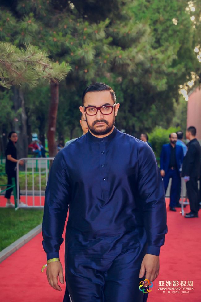 The renowned Indian filmmaker Aamir Khan walks the red carpet on the evening of Thursday, May 16, 2019 at the opening of Asian Film and TV Week. [Photo provided to China Plus]