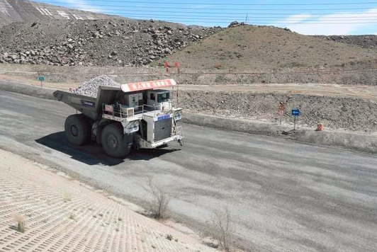 The photo taken on May 16 shows the 5G network-based autonomous mining truck. [Photo: xianjichina.com]