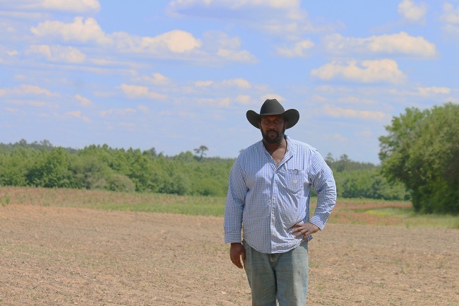 John Boyd, a fourth generation soybean farmer, examines conditions of his farm in Baskerville, Virginia, on May 15th, 2019. [Photo: China Plus/Liu Kun]