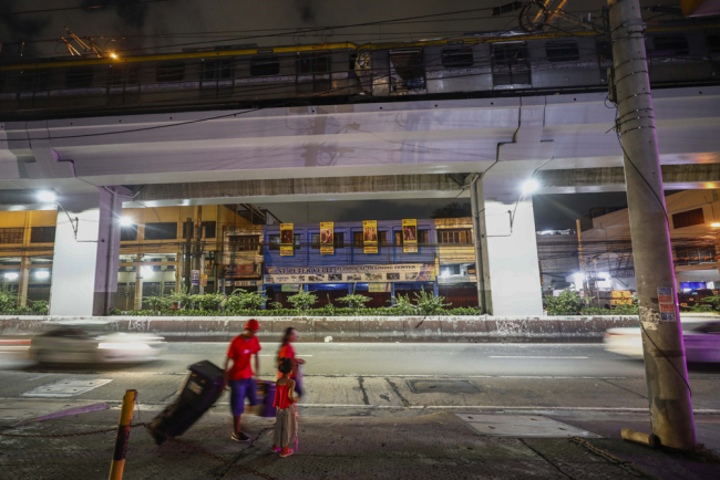 Two train coaches (top) sit on an elevated track after they collided in Metro Manila, Philippines, 19 May 2019. [Photo: IC]