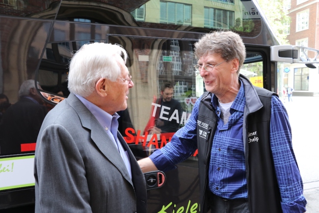 Dr. Theo Sommer and a tourist exchange farewells with each other in Hamburg, Germany on May 17, 2019.[Photo:China Plus]