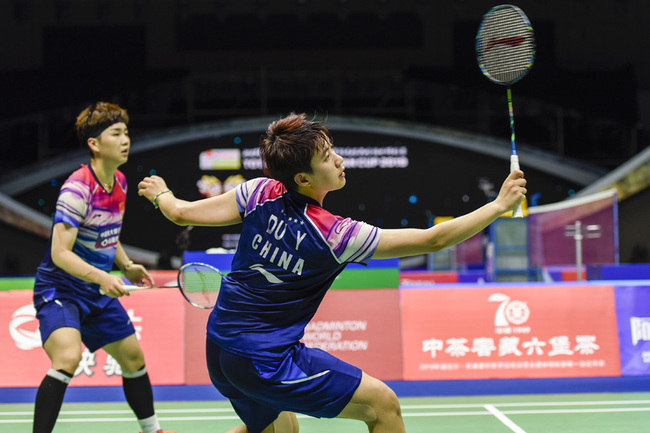 Chinese pair Du Yue/Li Yinhui rally against Vivian Hoo and Yap Cheng Wen of Malaysia in the women's doubles at the Sudirman Cup in Nanning on May 20, 2019. [Photo: IC]