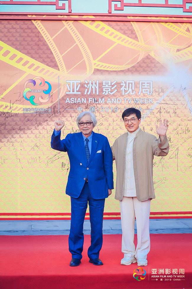 Japanese film director Yoji Yamada (left) and Chinese action movie superstar Jackie Chan (right) are seen at the opening of The Asian Film Week in Beijing on Thursday, May 16, 2019. [Photo provided to China Plus]