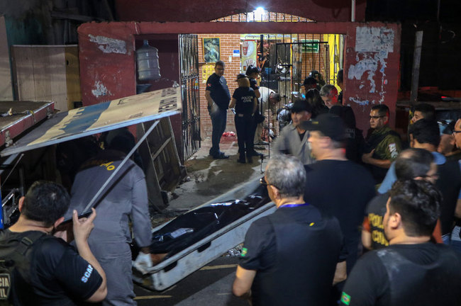 Forensic personnel and criminal police remove corpses from a bar in Belem, Para state, Brazil on May 19, 2019. At least 11 people were shot dead Sunday at a bar in northern Brazil when unknown men opened fire, Para state Public Security Secretariat informed. [Photo: Agencia Panamazonica/AFP/Claudio Pinheiro]