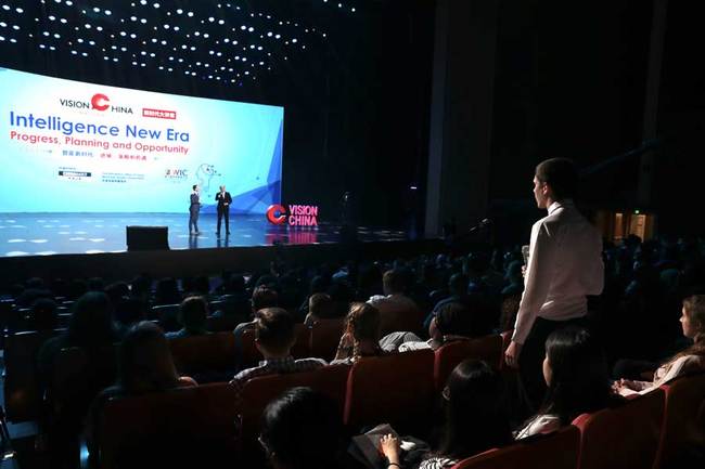 The 7th session of Vision China, themed Intelligence New Era: Progress, Planning and Opportunity, kicks off in Tianjin Media Theatre, May 17, 2019. An audience asks David Gosset, the founder of the China-Europe Forum, questions. [Photo: China Daily/Wang Jing] 