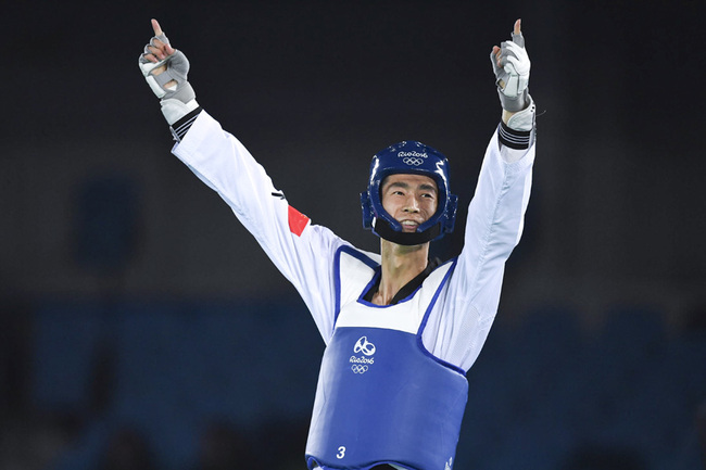 Zhao Shuai of China became the first Chinese athlete to win Tawkwondo gold medal at the Rio 2016 Olympic Games by beating Tawin Hanprab of Thailand in the Men's 58kg final on August 17, 2016 in Rio de Janeiro. [File photo: IC]