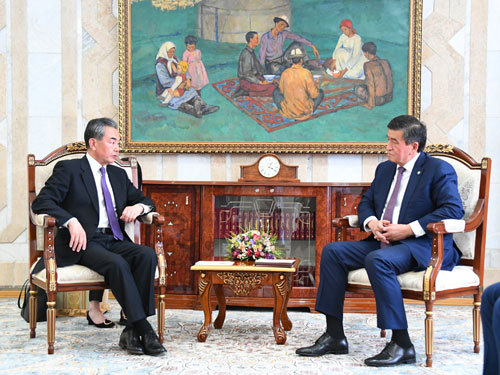 Kyrgyz President Sooronbay Jeenbekov (R) meets with Chinese State Councilor and Foreign Minister Wang Yi in Bishkek on Tuesday, May 21, 2019. [Photo: fmprc.gov.cn]