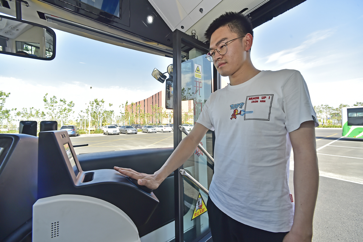 Smart 'Panda Bus' runs in Tianjin - China Plus