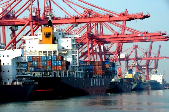 Ocean-going cargo ships are seen at Lianyungang port, southeast chinas Jiangsu province. [File Photo: IC]