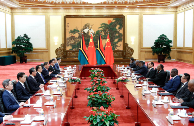 Chinese Premier Li Keqiang holds talks with visiting Vanuatuan Prime Minister Charlot Salwai in Beijing on May 27, 2019. [Photo: gov.cn]