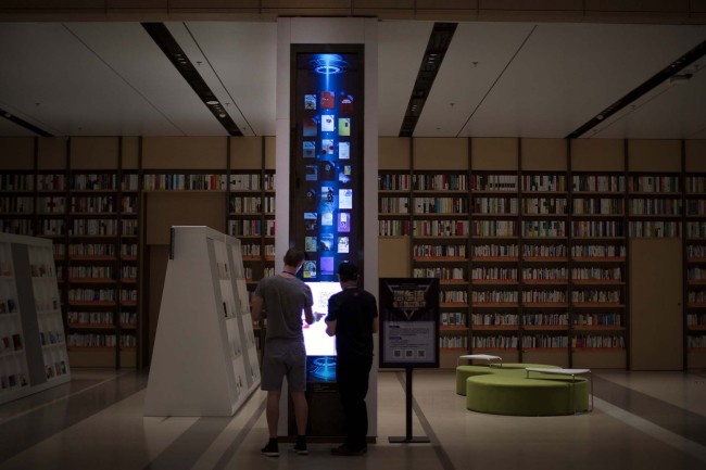 Smart screen in the Chinese-Singapore Friendship Library. By touching the screen, readers can get important information of the books they need. [Photo: People's Daily Online/Tanja Herko]