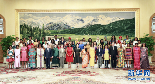 Peng Liyuan, wife of Chinese President Xi Jinping, take a group photo with international graduate students from China Women's University in the Beijing's Great Hall, Beijing,  May 30, 2019. [Photo: Xinhua] 
