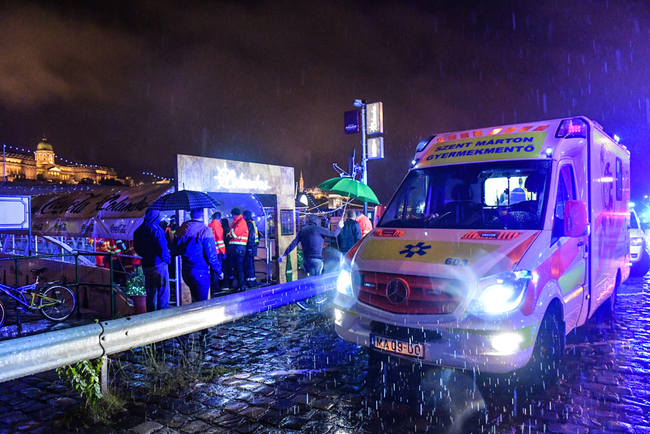 Hundreds of rescue workers try to help at the bank of Danube River at Budapest downtown, on May 29, 2019. A river boat used for tourism capsized in the Hungarian capital on May 29, 2019 with dozens of people on board. [Photo: AFP/Gergely Besenyei]