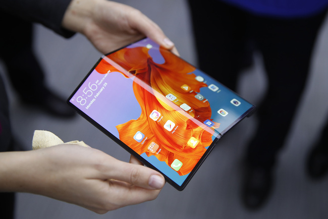 An employee demonstrates a Mate X foldable 5G mobile device at the Huawei Technologies Co. pavilion on the opening day of the MWC Barcelona in Barcelona, Spain, on Monday, Feb. 25, 2019. [File Photo: VCG]