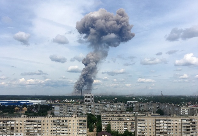 Clouds of smoke belching from the building of the Kristall state scientific research institute, June 1, 2019. [Photo: IC]