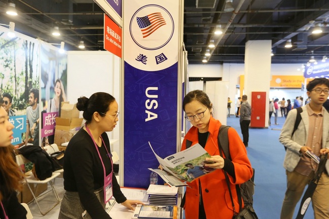 Chinese visitors talk with education consultants at the United States booth during an overseas education exhibition in Beijing, October 20, 2018. [Photo: IC]