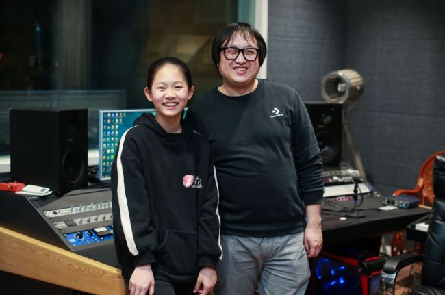 Shi Jiaxi and Shi Dongying were in studio. [Photo: courtesy of Shi Dongying, music producer of Stone and Children Band]