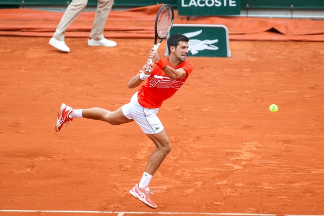 Novak Djokovic rallies against Jan-Lennard Struff in men's singles fourth round at the French Open in Paris on Jun 3, 2019. [Photo: IC]