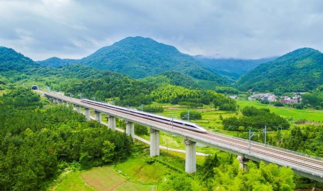 China boasts the world’s longest high-speed railway network. [Photo: dfic.cn]