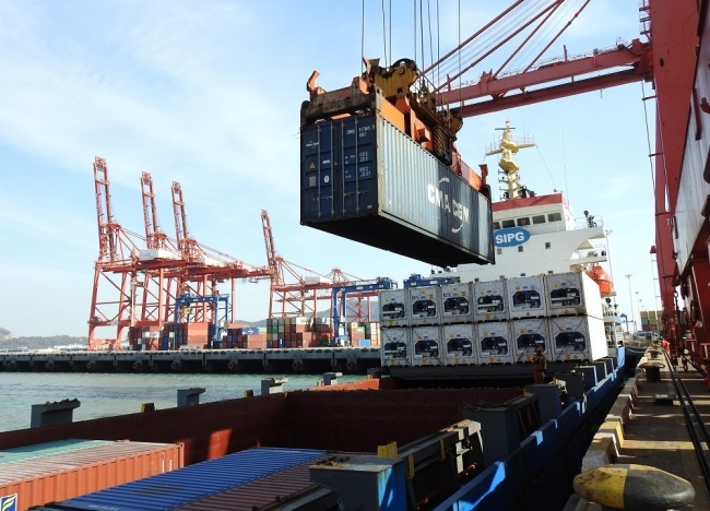A crane loads a container to be shipped abroad onto a cargo ship at the Port of Lianyungang in Lianyungang city, east China's Jiangsu province. [File Photo: IC]
