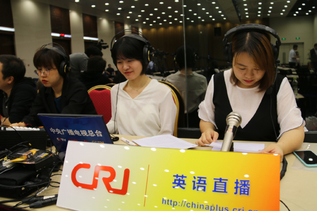China Plus host Ge Anna (right) at the news conference hall at China's Ministry of Foreign Affairs [Photo: China Plus]