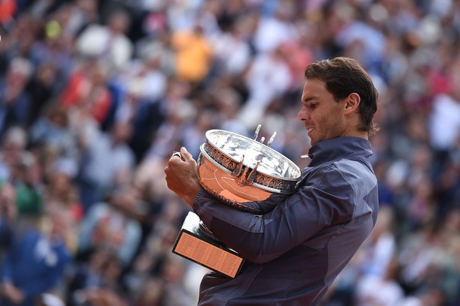 Rafael Nadal holds his 12th French Open trophy after defeating Dominic Thiem in four sets in the men’s singles final at Roland Garros in Paris on Jun 9, 2019. [Photo: IC]