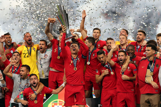 Portugal's forward Cristiano Ronaldo raises the trophy and celebrates with teammates after winning the UEFA Nations League Final football match between Portugal and the Netherlands, at the Dragao stadium in Porto, Portugal, on June 9, 2019. [Photo: IC]