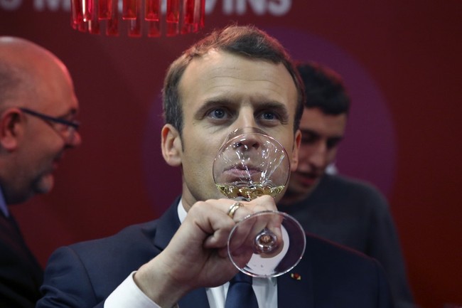 File Photo: French President Emmanuel Macron tastes white wine as he visits the 55th International Agriculture Fair (Salon de l'Agriculture) at the Porte de Versailles exhibition centre in Paris, on February 24, 2018. [Photo: AFP/Stephane Mahe/POOL] 