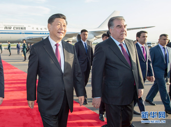 Chinese President Xi Jinping was warmly received by Tajik President Emomali Rahmon at the airport, June 14, 2019.[Photo: Xinhua]