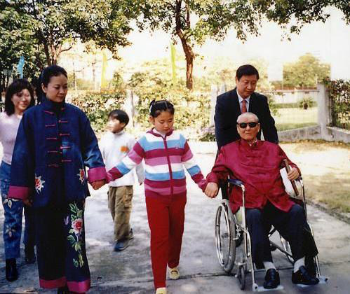  A family photo with Xi Jinping and his father Xi Zhongxun. [Photo: CCTV]