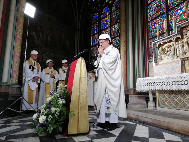 The Archbishop of Paris Michel Aupetit leads the first mass in a side chapel two months to the day after a devastating fire engulfed the Notre-Dame de Paris cathedral, in Paris, France June 15, 2019. [Photo: VCG]