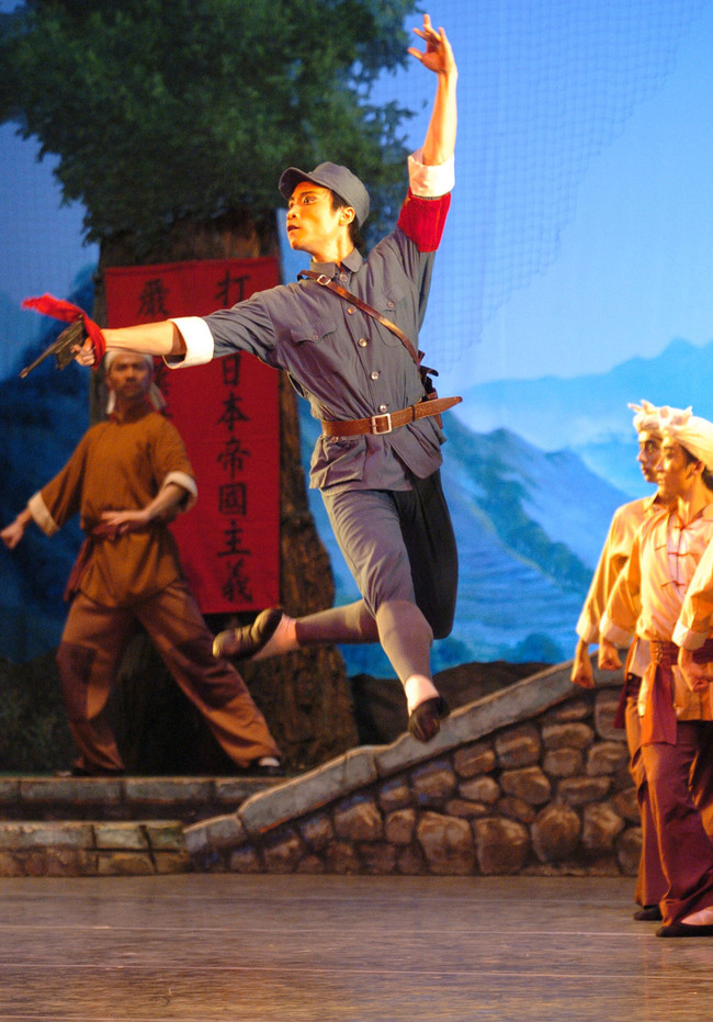 Chinese performers of Shanghai Ballet Corps present White-haired Girl (Bai Mao Nv), one of the ten Model Plays or Model Operas (Yang Ban Xi) in Huaian, Jiangsu province, China, July 29, 2005.[Photo: IC]