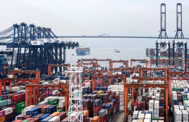 A ship arrives at the Kwai Chung container port in Hong Kong on February 1, 2019. [File photo: AFP]