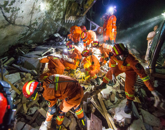 Rescuers try to save people buried under the rubble at Shuanghe township, after an earthquake hit Changning county of Yibin city, Southwest China's Sichuan province, June 18, 2019.[Photo: chinadaily.com.cn]