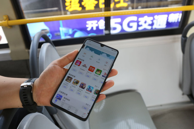 A passenger accesses the 5G network through a Wi-Fi network on the bus. [Photo: IC]