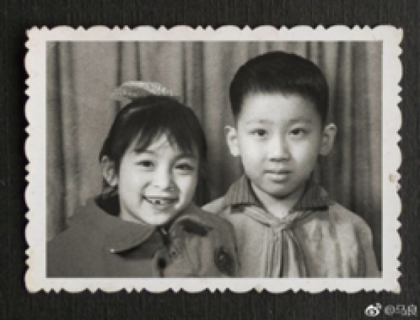 One of Ma Liang's imagined childhood romance photographs. [Photo: Sina Weibo]<br>