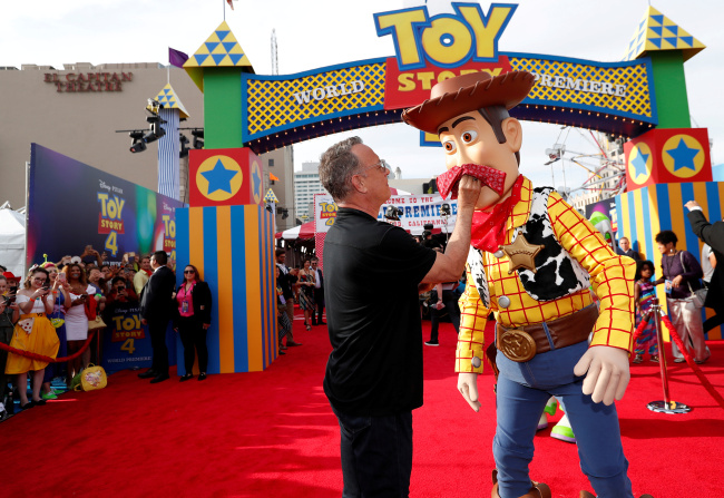 Actor Tom Hanks poses with his character Woody at the premiere for "Toy Story 4" in Los Angeles, California, U.S., June 11, 2019. [Photo: AFP/Mario Anzuoni]