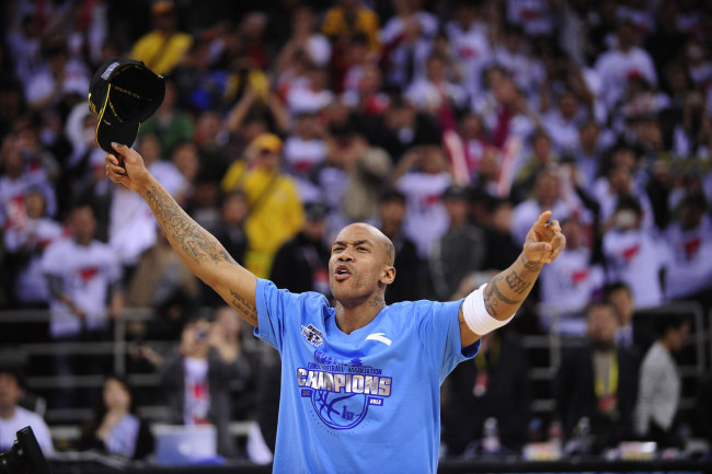 Former NBA superstar Stephon Marbury celebrates after his team, the Beijing Ducks, won their first-ever Chinese championship in Beijing on March 30, 2012. [File photo: AFP] 