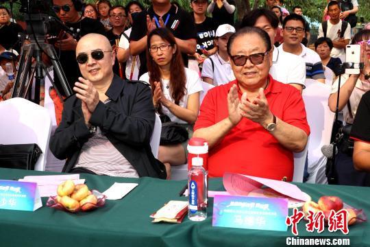Two veteran actors from the TV drama "The Journey to the West" judge a Monkey King Contest, Macaca Nature Reserve, Henan Province, June 22, 2019. [Photo: chinanews.com]