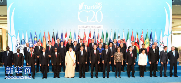Chinese President Xi Jinping poses for a photo with leaders attending the G20 summit in Antalya, Turkey, on November 15, 2015. [Photo: Xinhua]
