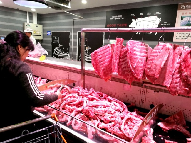 A customer shops for pork at a supermarket in Huaibei city, east China's Anhui province, November 9, 2018. [File Photo: IC]