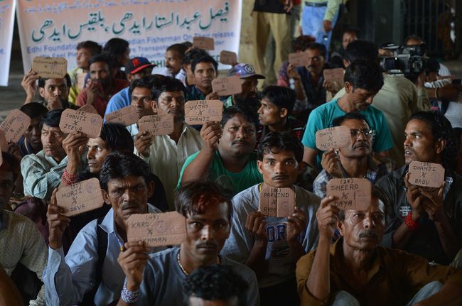 Indian fishermen show their travelling cards as they sit at a railway station in the Pakistan's port city of Karachi on April 28, 2019, after they were released from the Malir Jail. Pakistan on April 28 released 55 Indian fishermen held for trespassing into its territorial waters, officials said. [Photo: VCG]