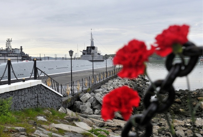JULY 2, 2019: Flowers left by mourners in the port of Severomorsk in memory of 14 Russian Navy officers who died in a fire on a sumbersible in Russian waters on 1 July 2019. [Photo: IC]