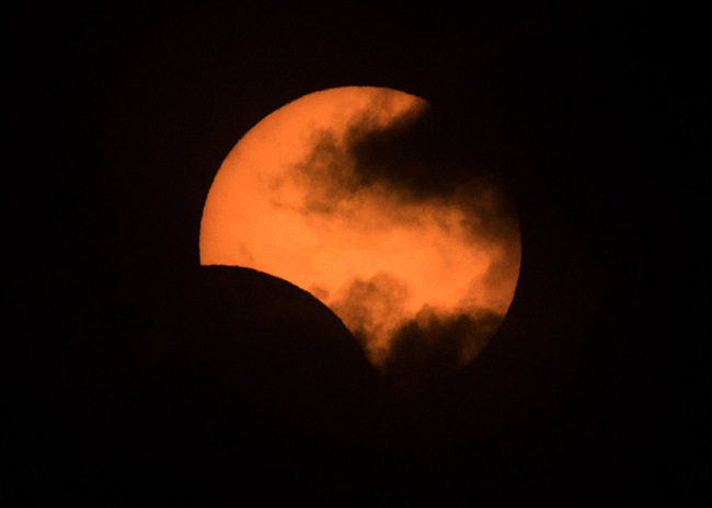 Solar eclipse as seen from Congreso neighborhood in the city of Buenos Aires, Argentina, on July 2, 2019. [Photo: VCG]