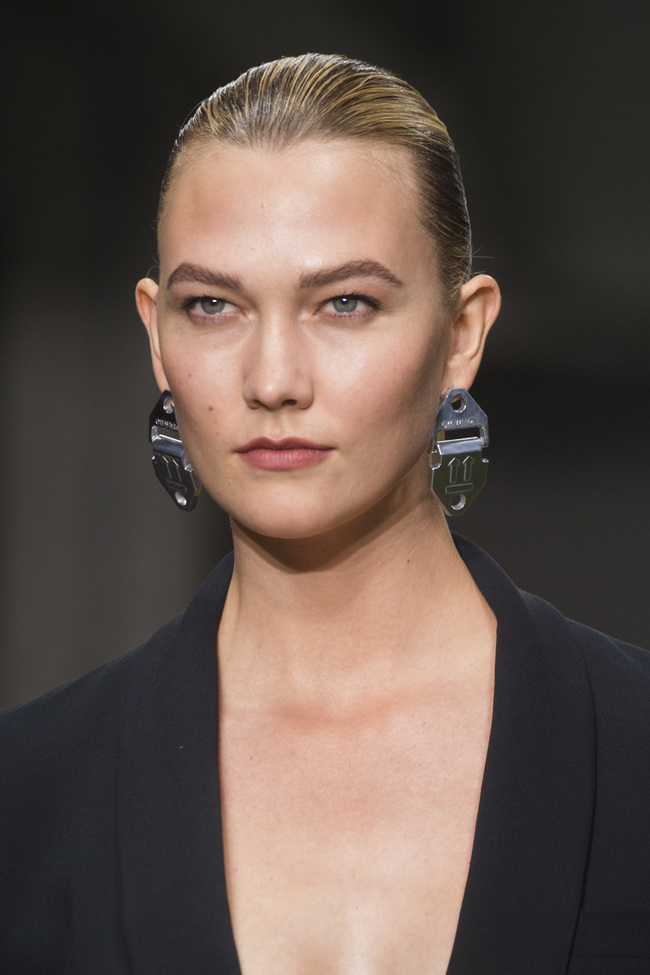 Karlie Kloss at 2019 Spring/Summer Paris Fashion Week Details Off-White, May 29, 2019. [Photo：IC]