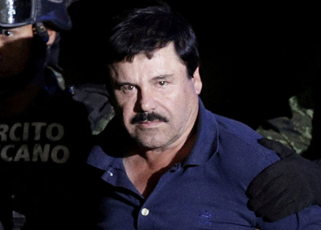 Recaptured drug lord Joaquin "El Chapo" Guzman is escorted by soldiers at the hangar belonging to the office of the Attorney General in Mexico City, Mexico January 8, 2016. [File Photo: HENRY ROMERO/Reuters via VCG]